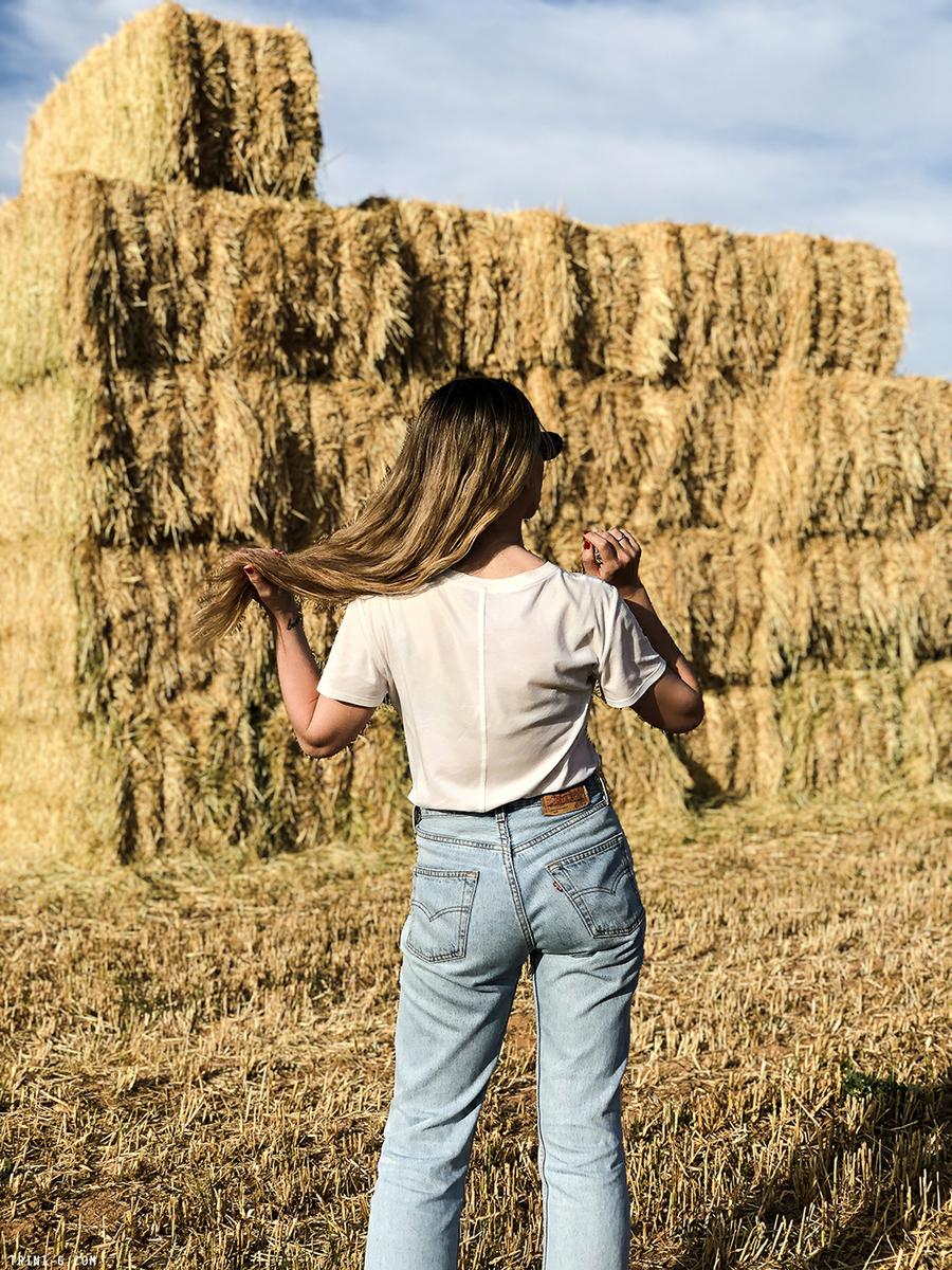 Trini | Levis jeans The Row t-shirt