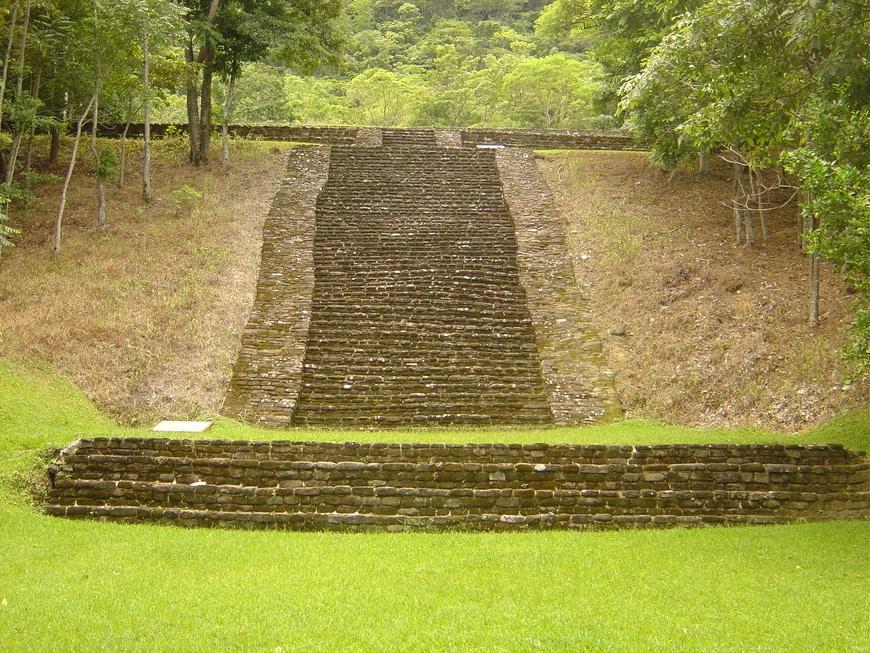 Sendero en la zona arqueológica de Malpasito