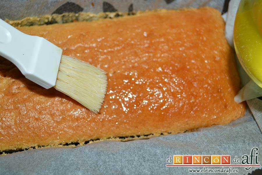 Bizco-flan, pintar el bizcocho con una brocha de cocina con el almíbar