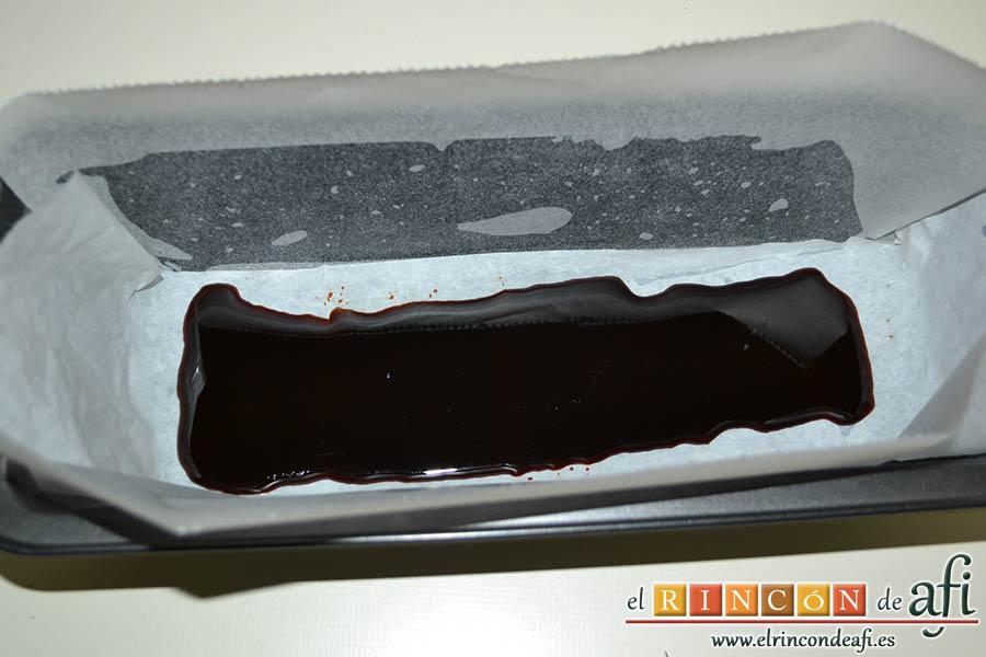 Bizco-flan, añadir el caramelo líquido