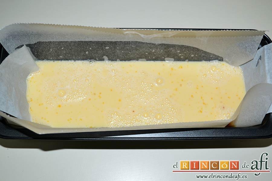 Bizco-flan, añadir la leche sin dejar de mezclar y volcar sobre el molde