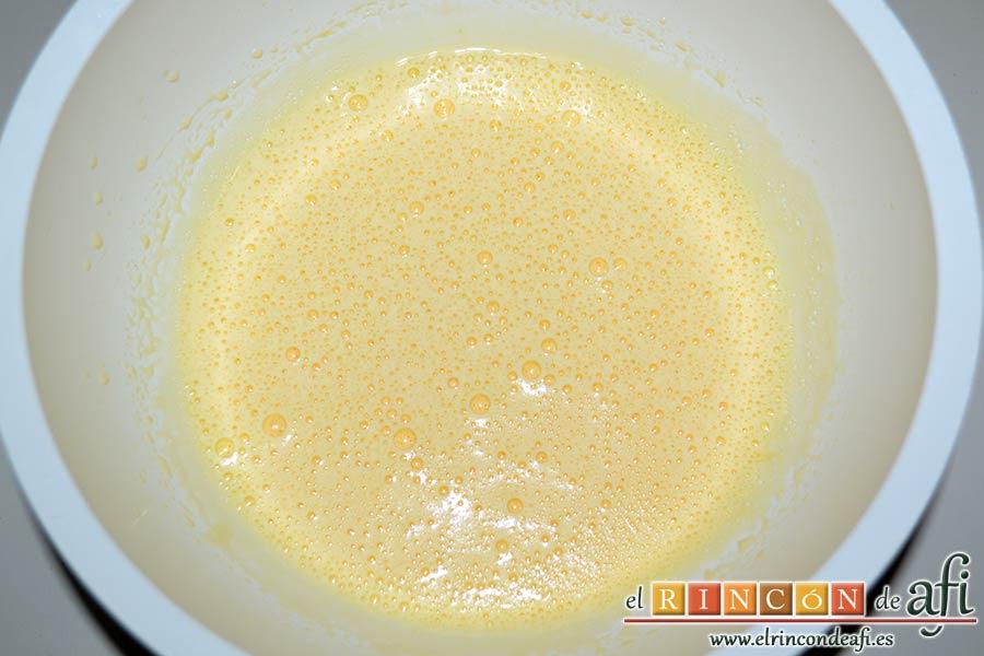Bizco-flan, batimos durante unos minutos hasta que esté espumoso y haya duplicado el volumen