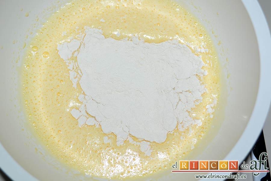 Bizco-flan, añadir la harina tamizada