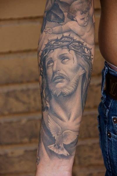 Tatuajes para hombres en el antebrazo de jesus en la cuz