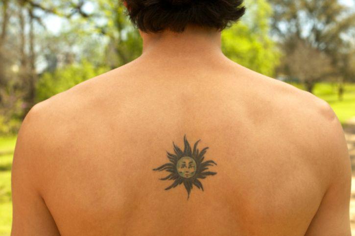 Tatuaje pequeño en la espalda