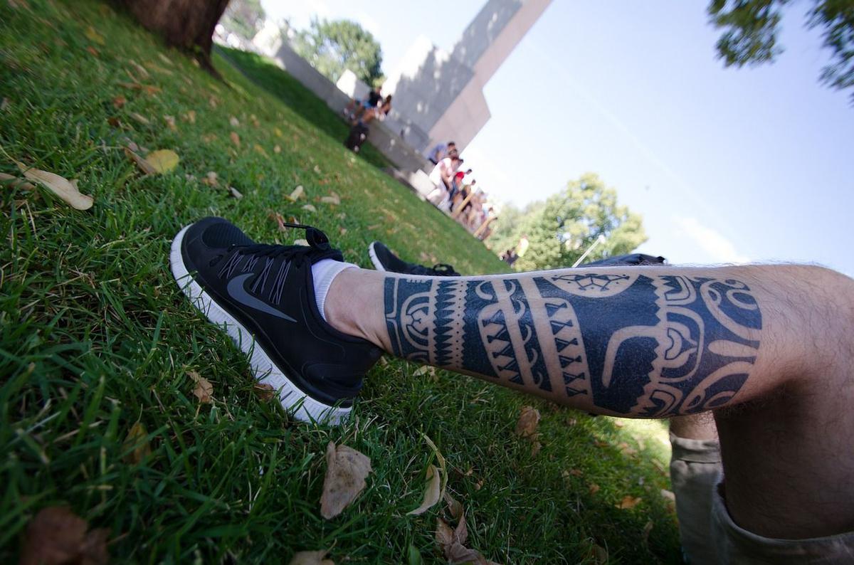 tatuaje polinesio en la pierna