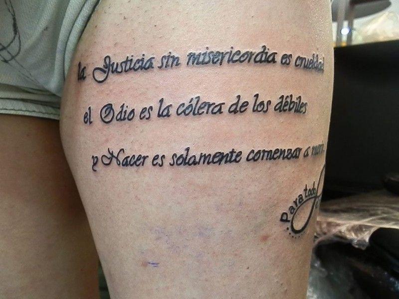 tatuaje con frases en la pierna