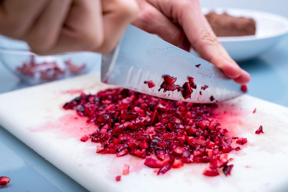 Picando las cerezas para hacer la mermelada cruda para el desayuno con polenta saludable.
