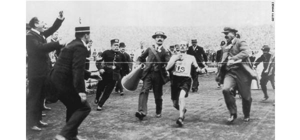 dorando pietri llegando a la meta en las olimpiadas de londres 1908