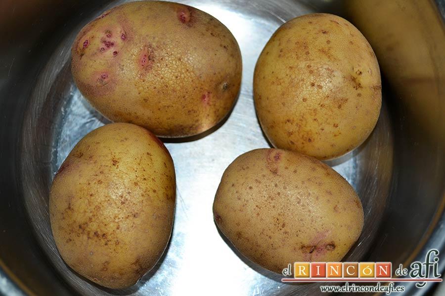 Ensalada de garbanzos, papas, tomates, atún y huevos, lavar bien las papas y ponerlas en un caldero