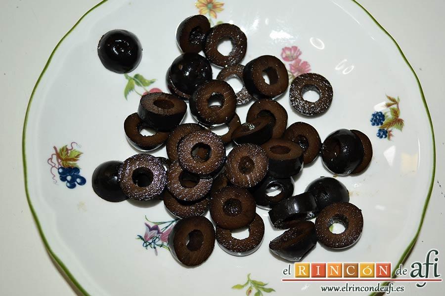 Ensalada de garbanzos, papas, tomates, atún y huevos, cortar las aceitunas negras en rodajas