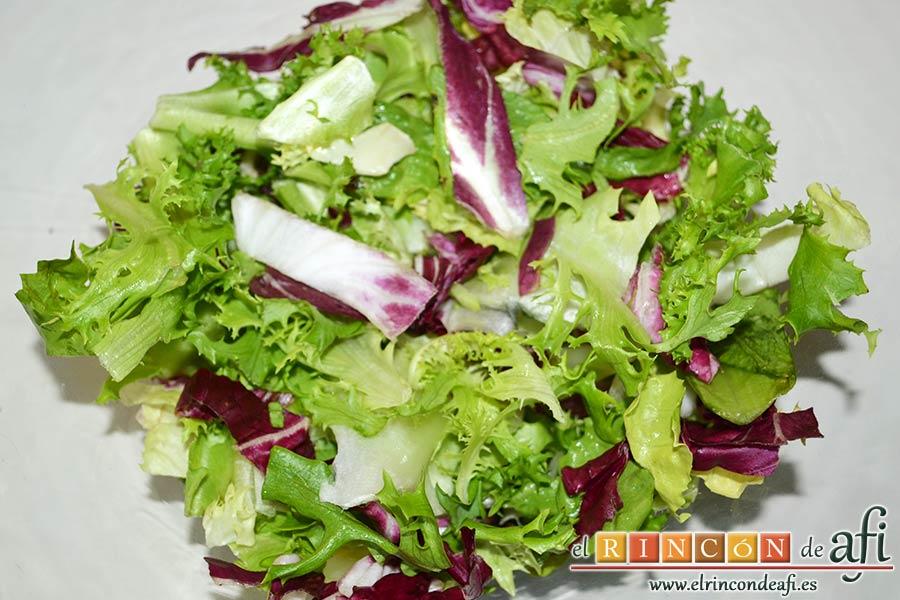 Ensalada de garbanzos, papas, tomates, atún y huevos, montar la ensalada poniendo primero el mezclum de lechugas