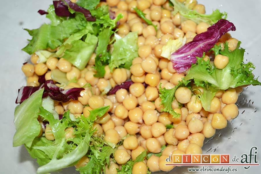 Ensalada de garbanzos, papas, tomates, atún y huevos, añadir los garbanzos