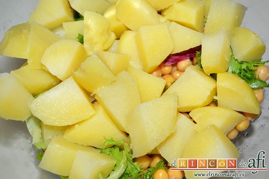 Ensalada de garbanzos, papas, tomates, atún y huevos, añadir las papas peladas y cortadas en cuartos