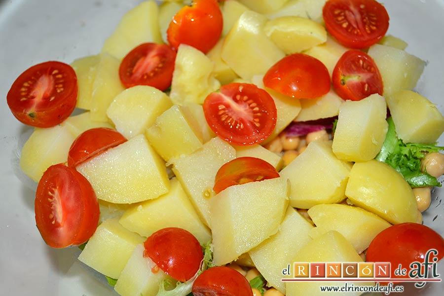 Ensalada de garbanzos, papas, tomates, atún y huevos, añadir los cherrys cortados por la mitad