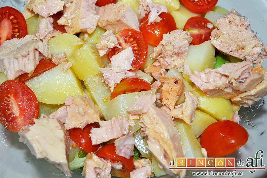 Ensalada de garbanzos, papas, tomates, atún y huevos, añadir el bonito del norte troceado y escurrido