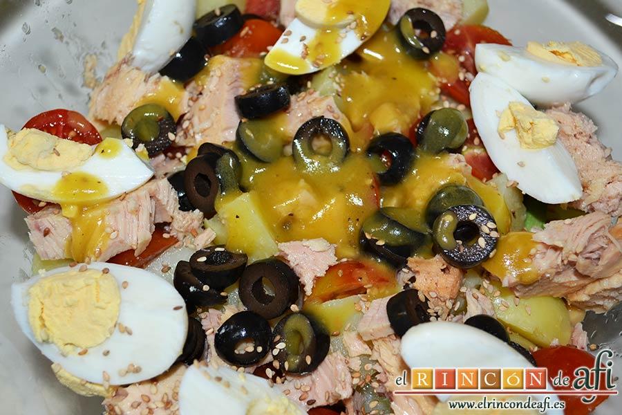 Ensalada de garbanzos, papas, tomates, atún y huevos, aliñar