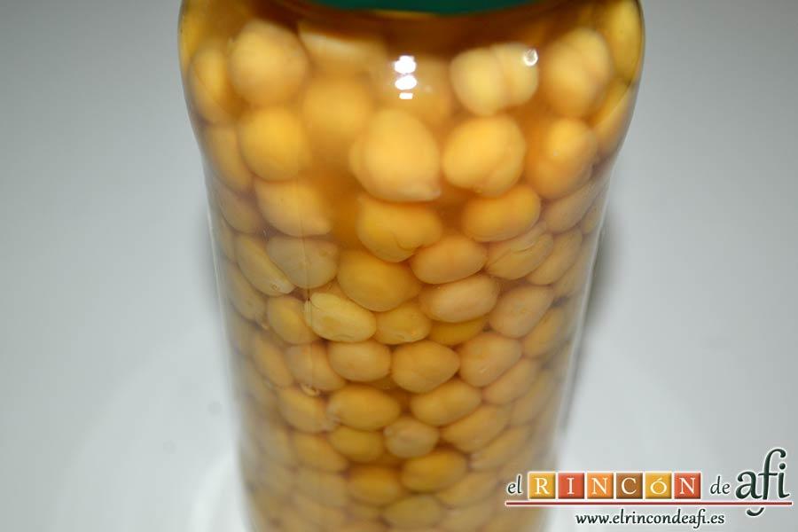 Ensalada de garbanzos, papas, tomates, atún y huevos, abrir un bote de garbanzos ya cocidos