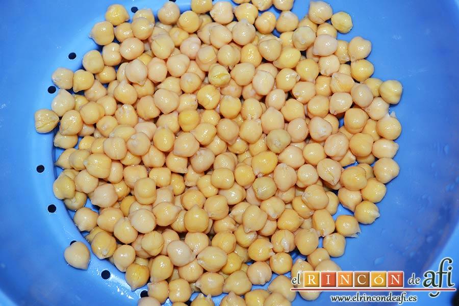 Ensalada de garbanzos, papas, tomates, atún y huevos, escurrirlos y lavarlos bien