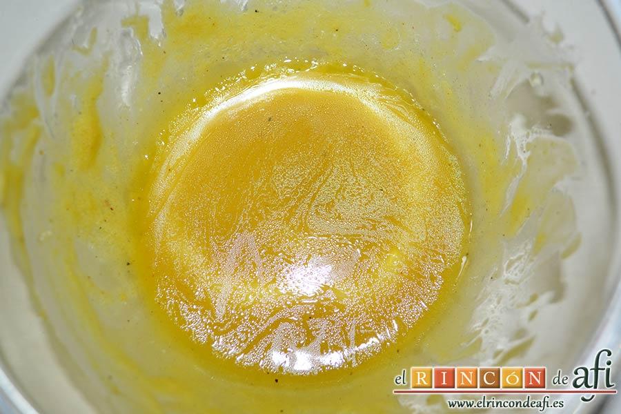 Ensalada de garbanzos, papas, tomates, atún y huevos, mezclar bien con varillas