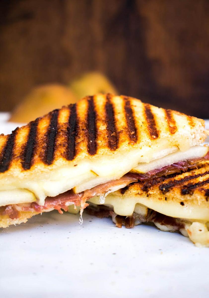 Grilled cheese de pera con jamón serrano y queso suizo