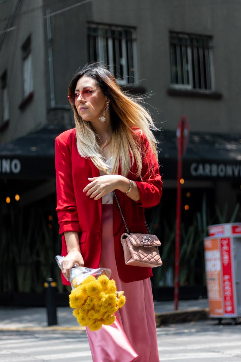 Outfit rosa con rojo