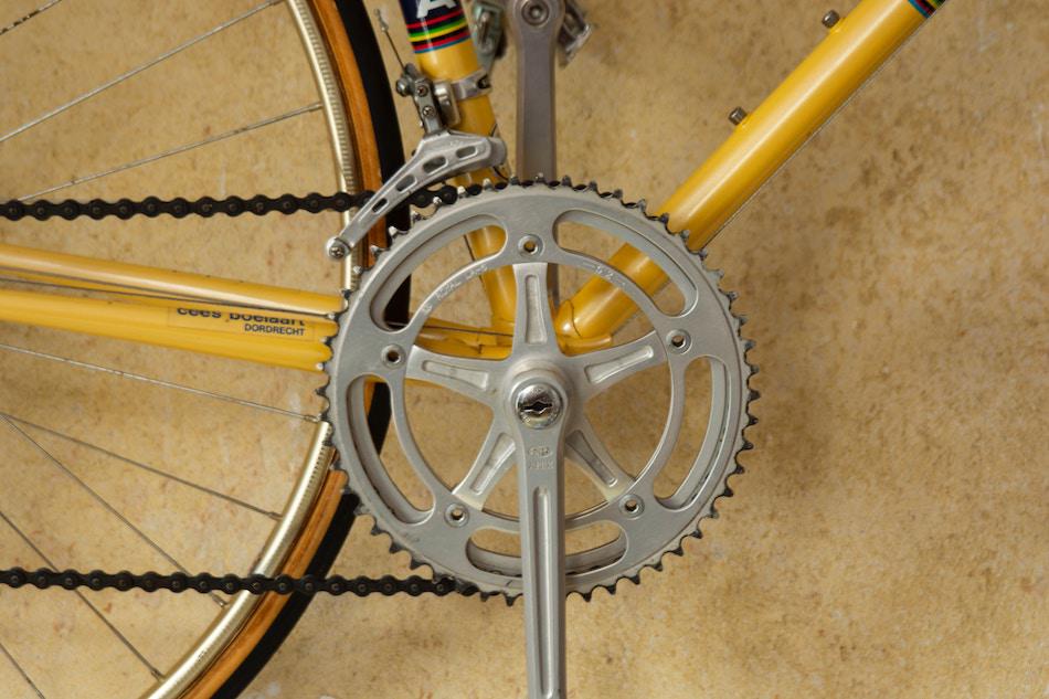 Elegir los componentes de la bicicleta. Detalle de una catalina y una bicicleta de carretera amarilla antigua