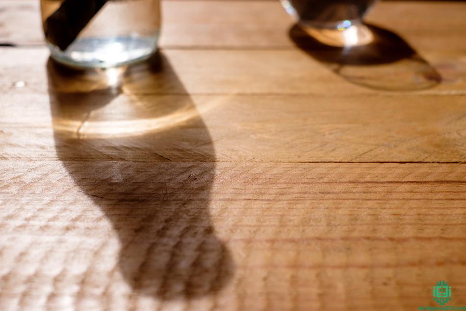 Sombra de botella de agua y vaso de cristal.