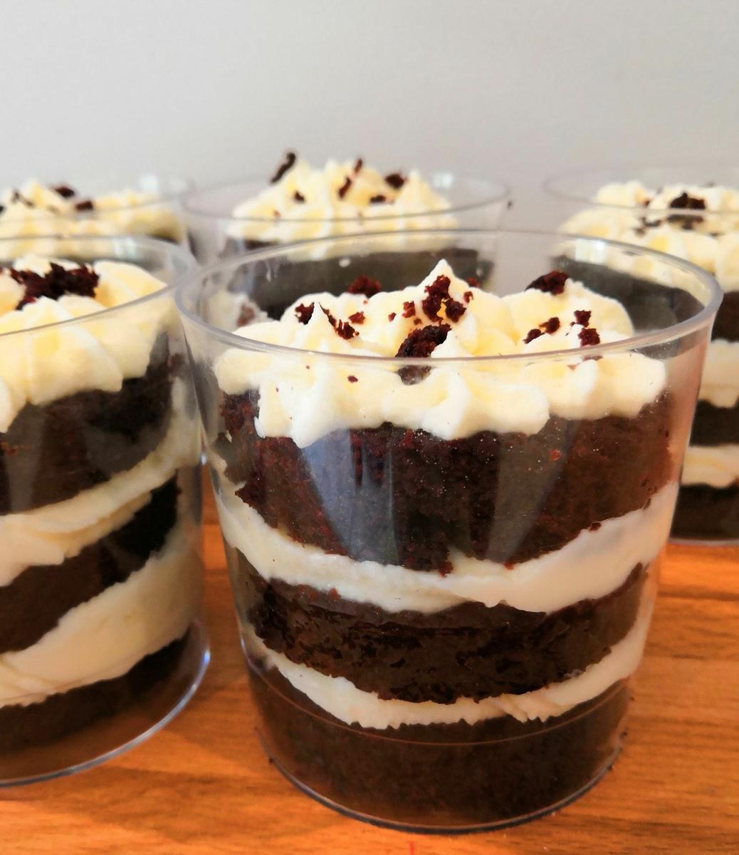 Tarta de cerveza negra en vaso