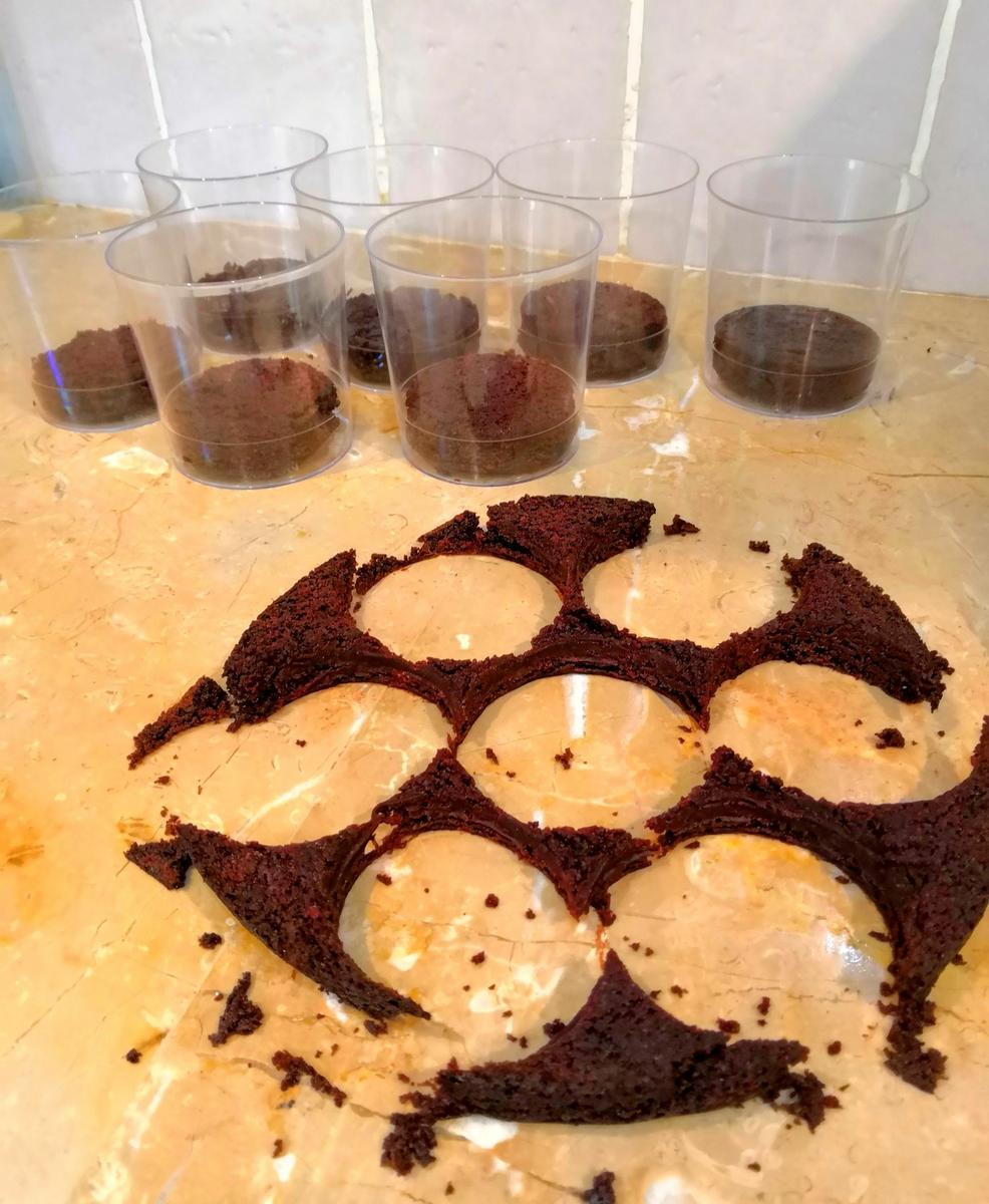 Tarta de cerveza negra en vaso