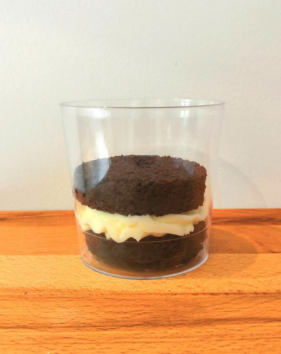 Tarta de cerveza negra en vaso