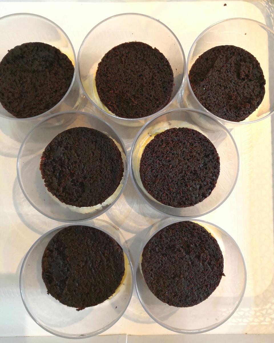 Tarta de cerveza negra en vaso
