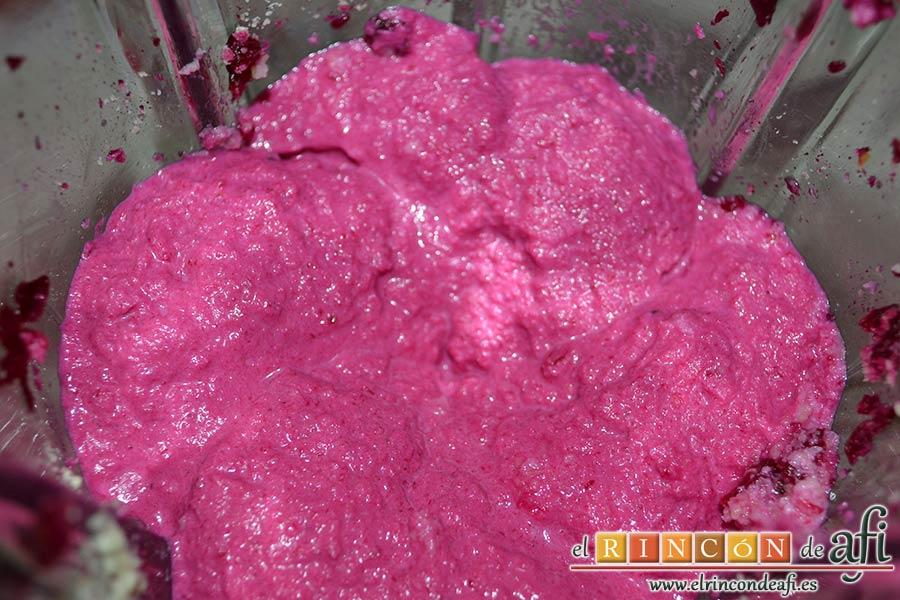 Ajoblanco de remolacha, continuar triturando