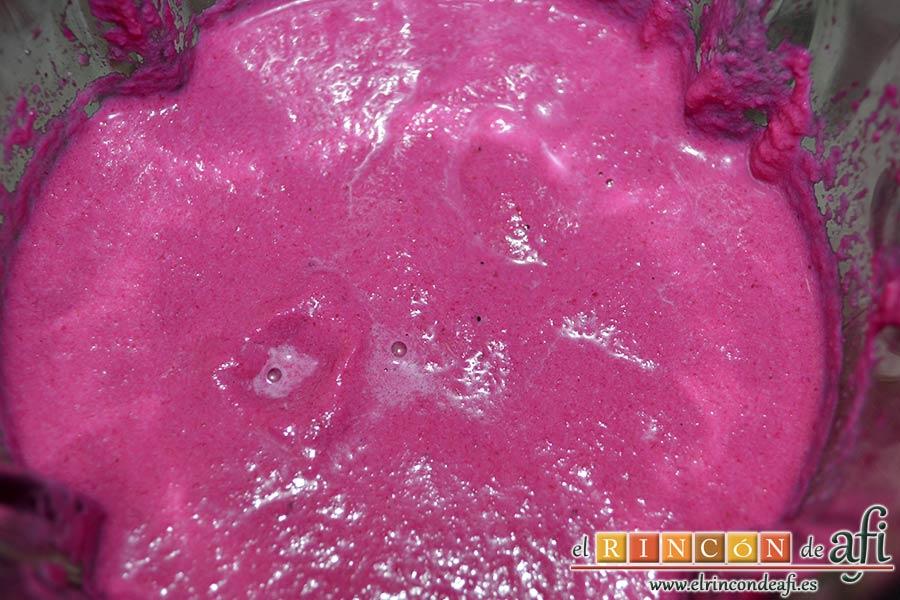 Ajoblanco de remolacha, añadir la mitad del agua y seguir triturando hasta que quede con una textura que nos guste