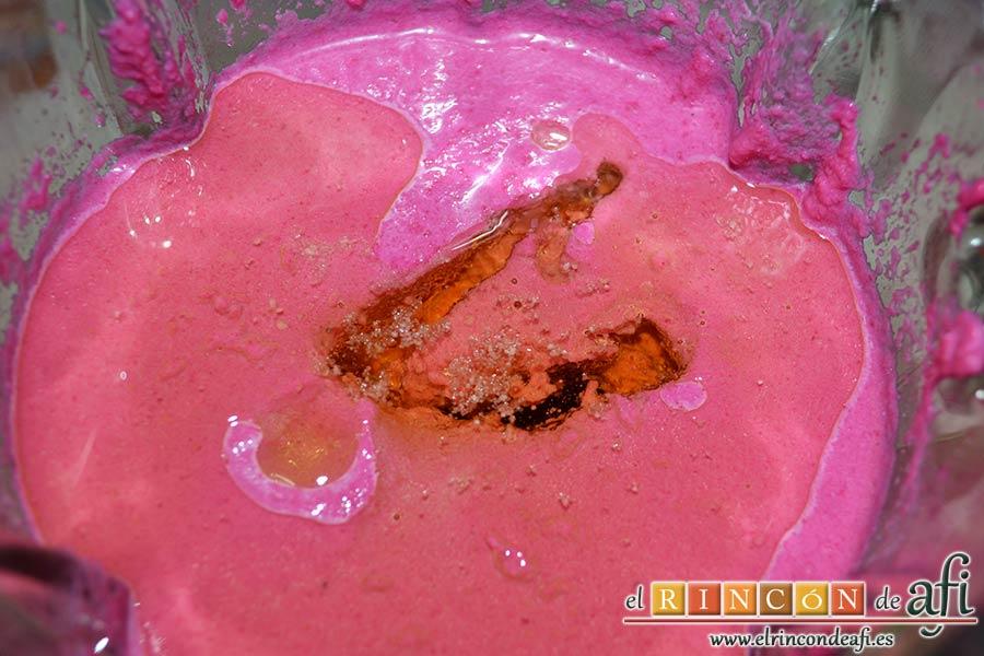 Ajoblanco de remolacha, sazonar al gusto y añadimos el vinagre y el aceite de oliva