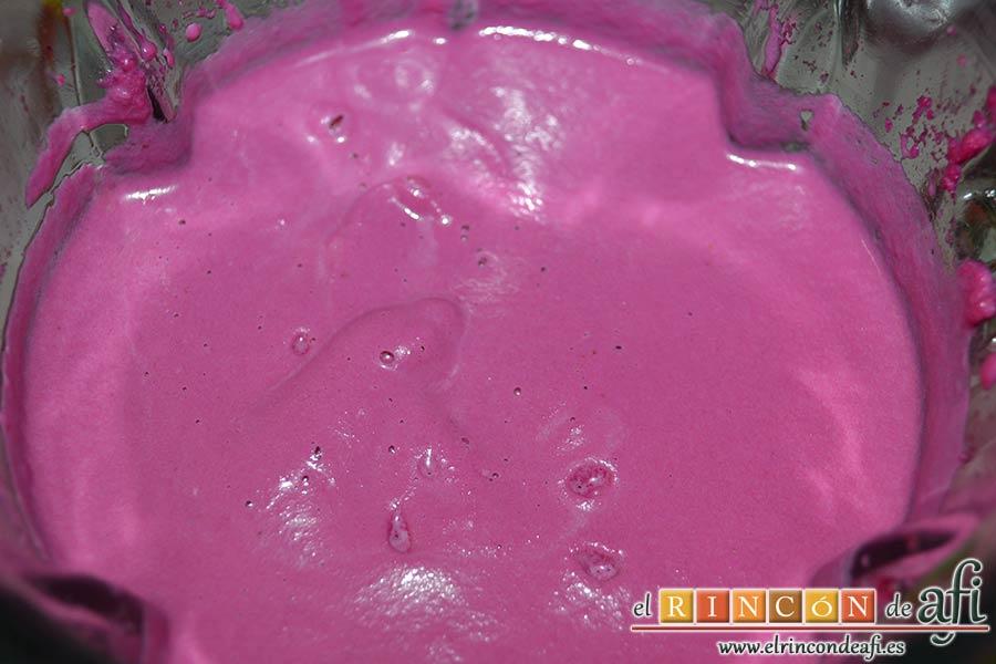 Ajoblanco de remolacha, triturar de nuevo al máximo durante unos 5 minutos hasta que esté todo integrado y mezclado