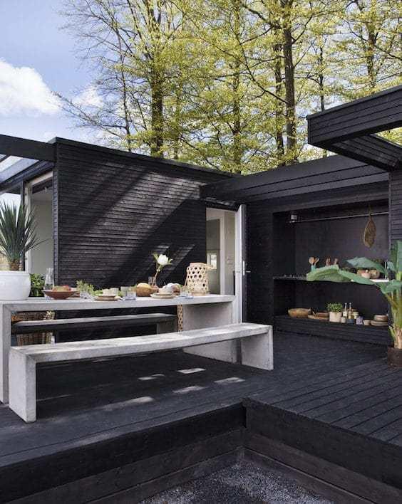 decoralinks | fachada de madera en color negro combinado con muebles de hormigon