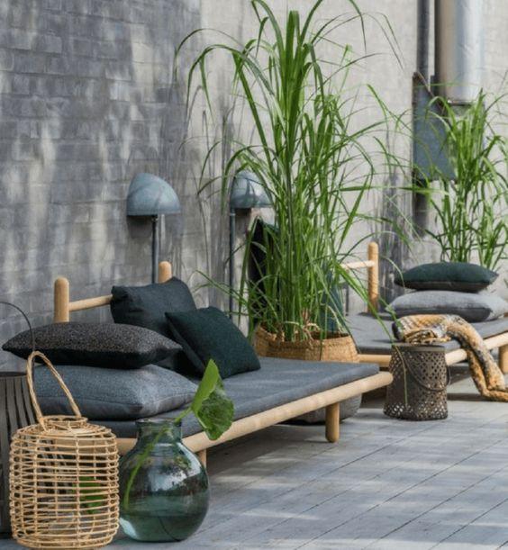decoralinks | patio en gris con muebles de Chris L. Halstrom