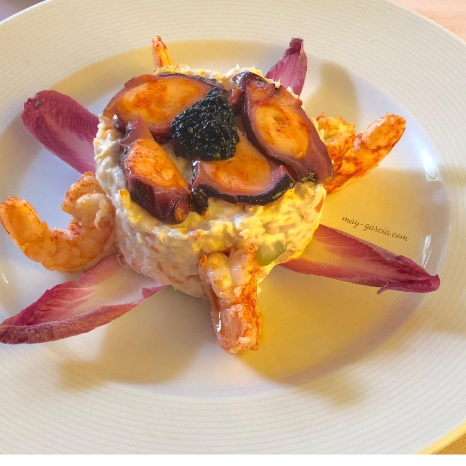 Exquisita Ensaladilla Rusa, Fria con Langostinos y Pulpo braseado.