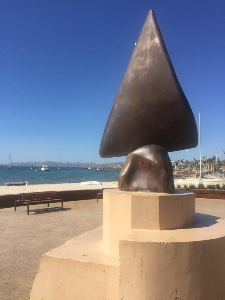 la barca de oro o la aleta de tiburón