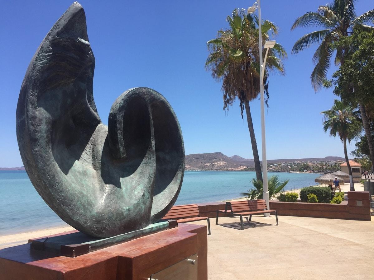 Mujer en Nautilus de José Kuri Breña