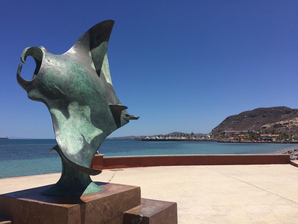 Mantarraya una de las esculturas en el malecón de La Paz BCS