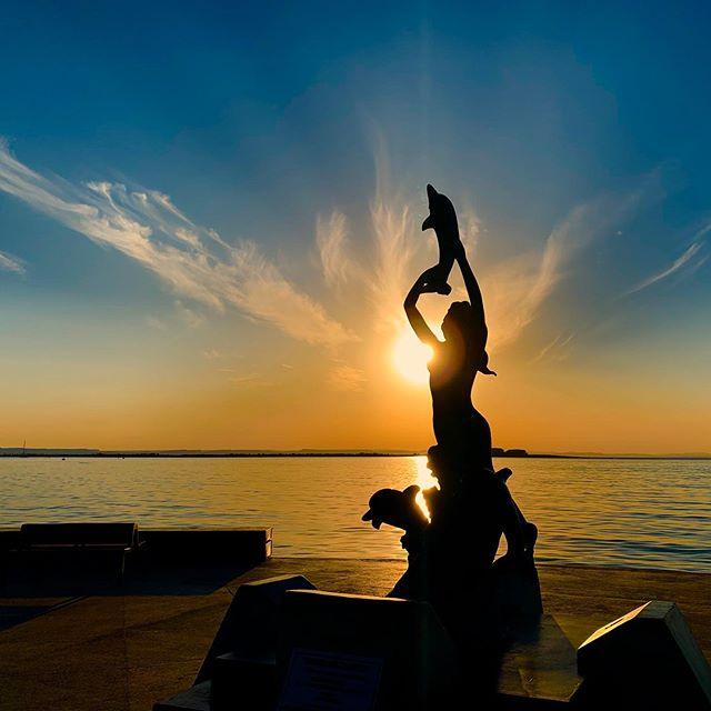 sirena con delfines josé kuri breña