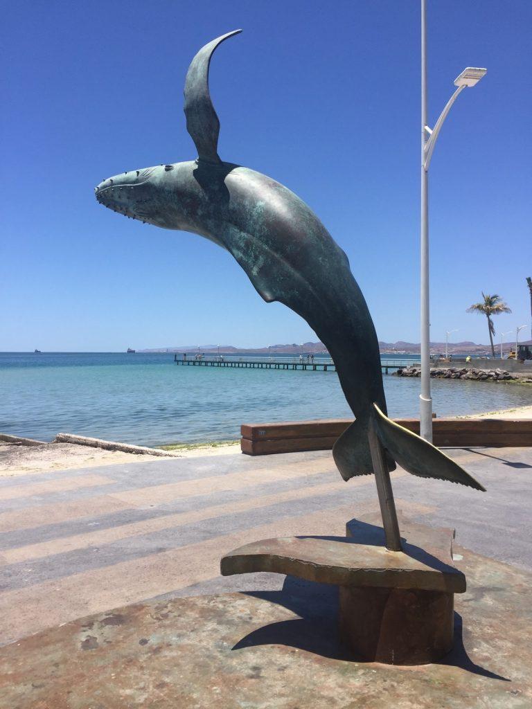 ballena jorobada del escultor Octavio González