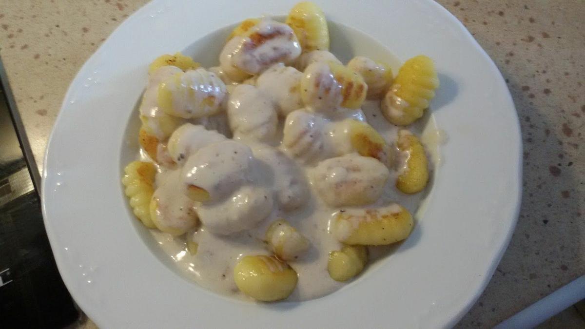 Ñoquis con salsa de queso de cabra y mermelada