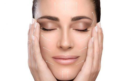 Chica haciendose masaje en cara con serum