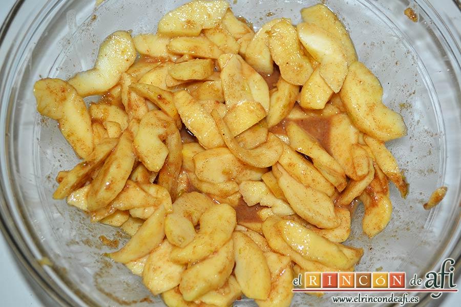 Crujiente de manzana a la moda, pelar, descorazonar y trocear las manzanas, y ponerlas en el bol con el zumo de limón, embadurnar