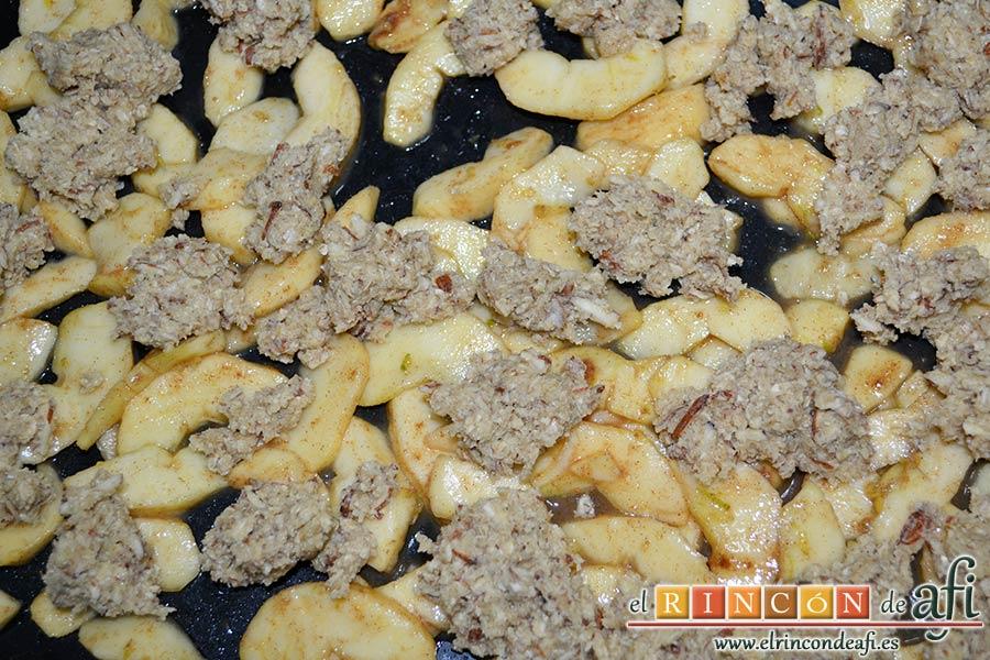 Crujiente de manzana a la moda, añadir la masa del crujiente por encima