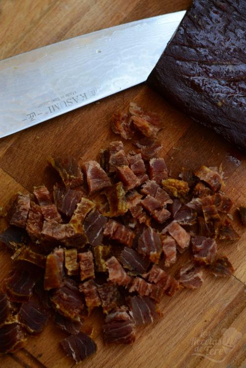 Corta la mojama en cuadritos no muy pequeños