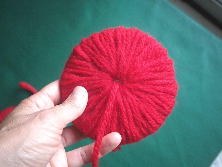 Haciendo los pompones de lana para las guerras de globos